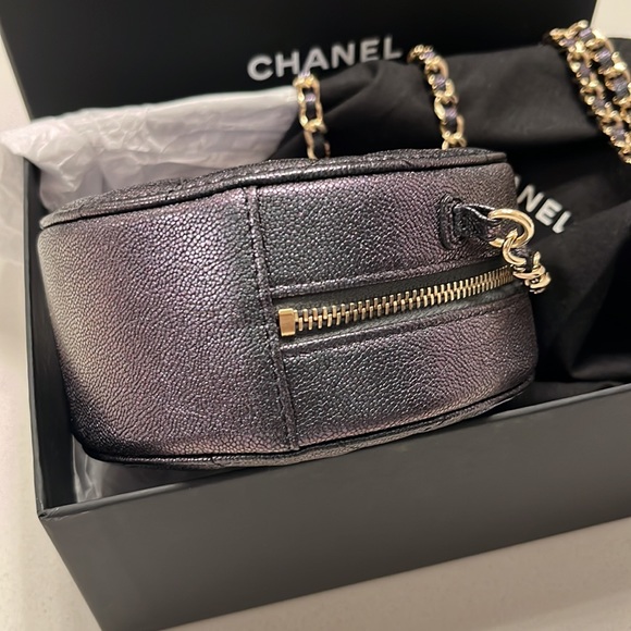 CHANEL Round Quilted Clutch Mini - Picture 10 of 10